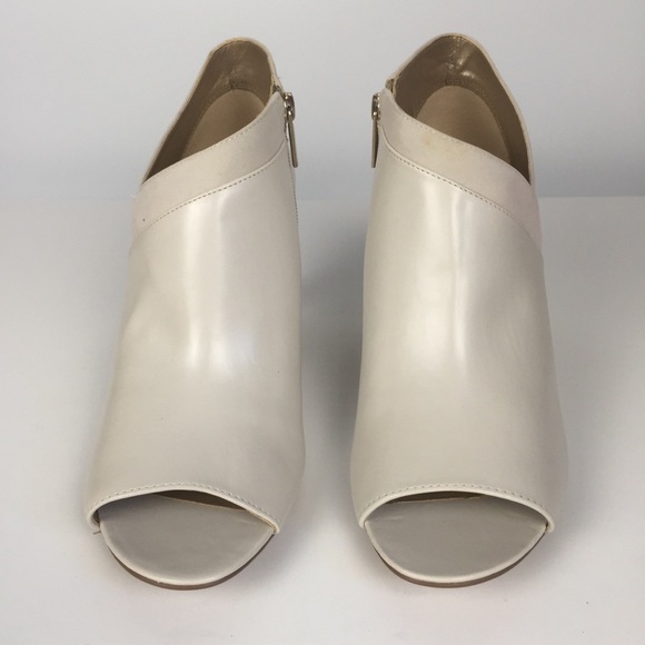 Bandolino ivory open toe boot shoe W/ 3 1/4”heel10 - Picture 4 of 7